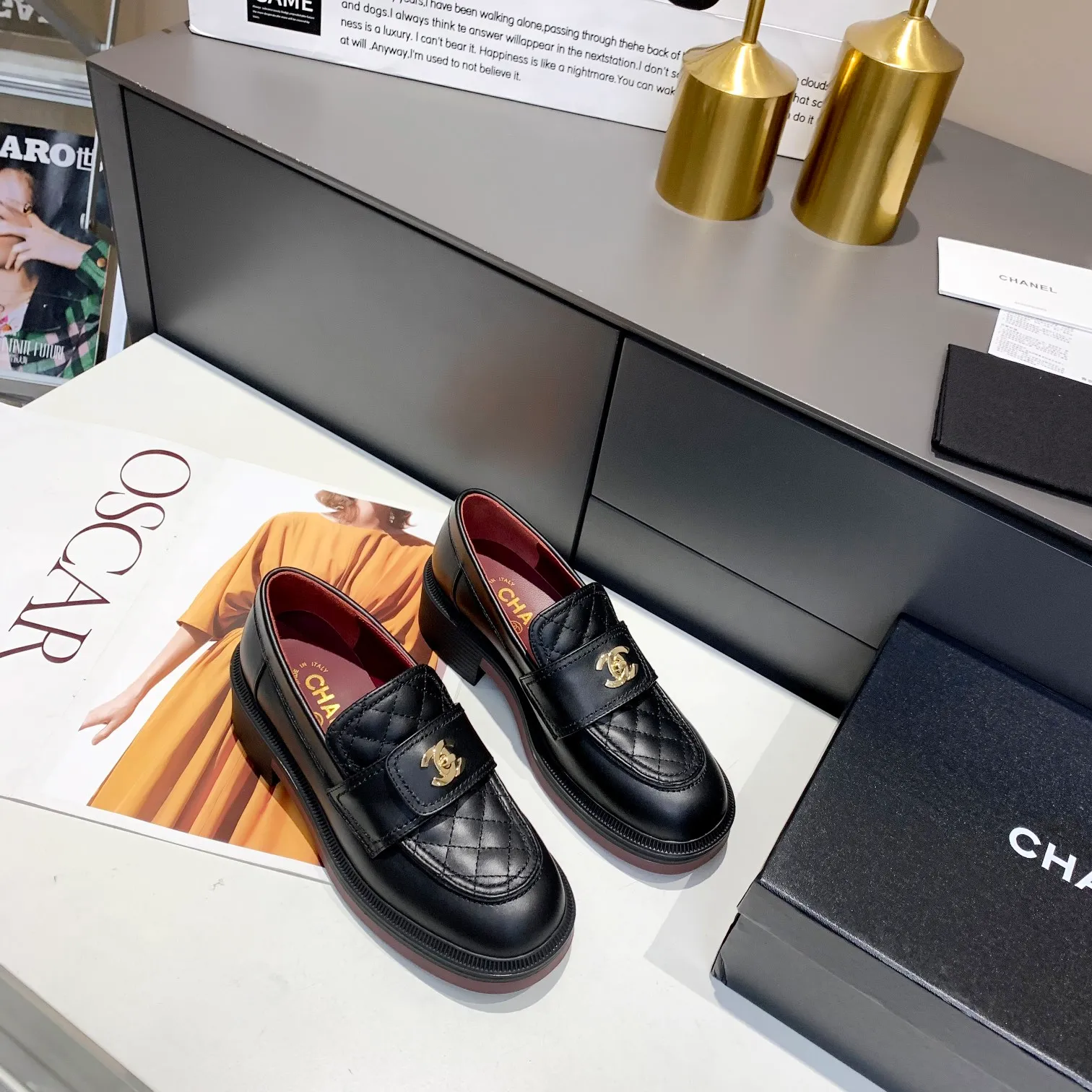 👟👟Ex-factory price 480👟👟 Chanel's 2023 autumn and winter new style, this year's most popular loafers, the one that Xiaohongshu is crazy about growing grass, the schoolbag buttons are super beautiful, the shoe shape is versatile, the heel height is 5cm, and it is an absolute long-leg artifact! Classic black, bought at yyds counter for 8100! ! The counter is made of original customized calfskin, two-color T👟👟 ex-factory price U outsole, and original molded hardware buckle. Code number 35-40 (40 41 customized, non-returnable)